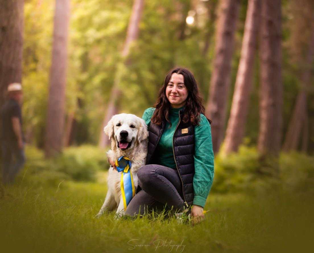 Chiot Golden Retriever curieux regardant l’objectif